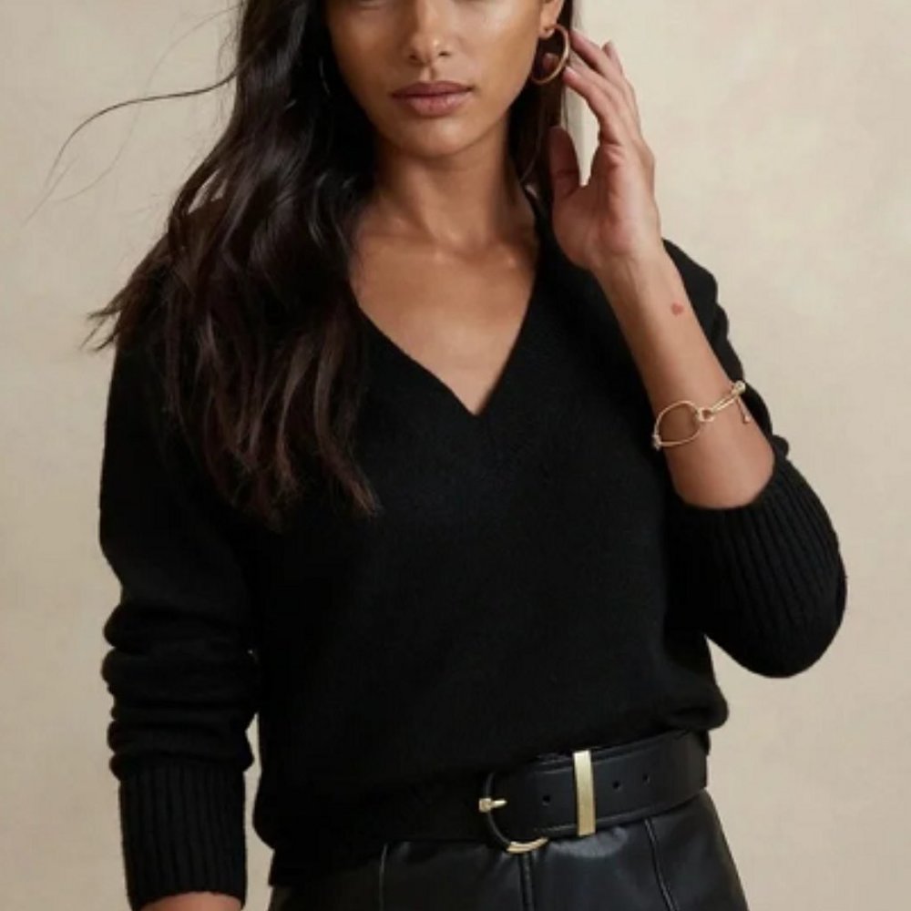 Banana Republic Women´s Long Sleeve Sweater In Black Size M. New Without Tag